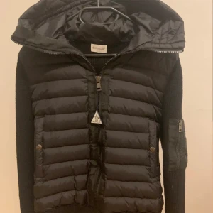Moncler cardigan  - Väldigt bra skick top materiel har även scann. Storlek S. Pris kan diskuteras 