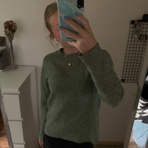 Stickad tröja - Grön vero moda tröja köpt här på plick💗💗   säljer då den inte kommer till användning 💗