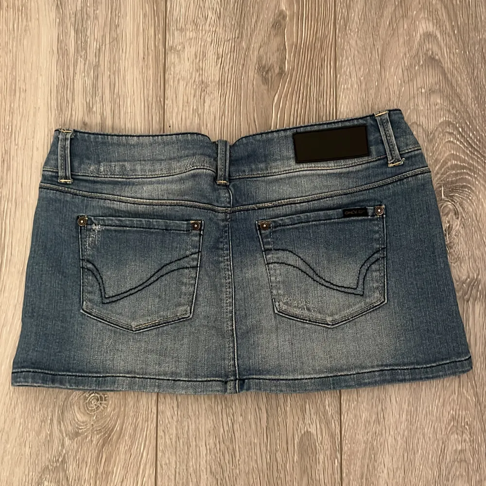 Jättefin jeans kjol, passar mig som har ungefär S eller XS men tyget är ganska elastisk så passar säkert någon storlek större också . Kjolar.