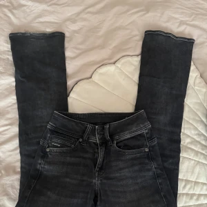 G star jeans - Säljer dessa low waist g star jeansen som tyvärr blivit för tagita för mig ❤️skriv för mer info