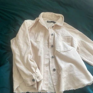 Kläder - En corduroy” tröja” i cream färg, perfekt till sommaren