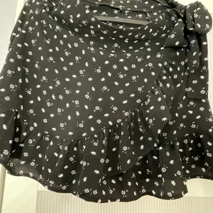 Svart kjol  - Kort kjol, använda bara några gånger 