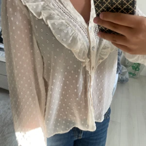 Blus - Säljer denna jättefina blus från zara!🩷