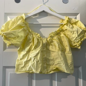 Croptop - Gul croptop. Storlek 36. Köparen står för ev frakt. 