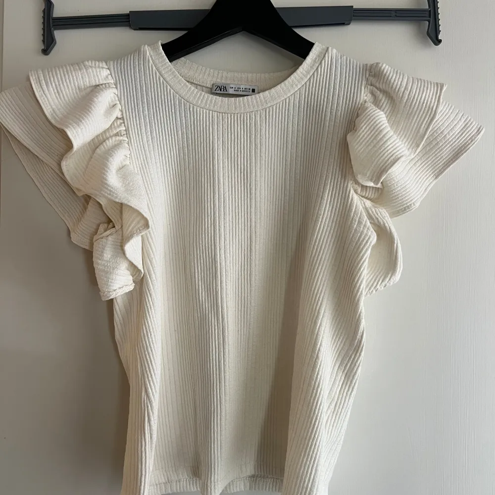 Superfin topp från Zara, sparsamt använd. Kontakta för mer bilder🩷. Yläosat.