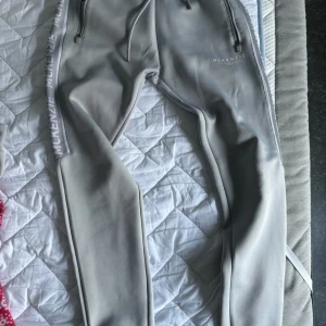 Mckenzie byxor - Mckenzie byxor använt ett par gånger och har små skador men märks inte alls mycket