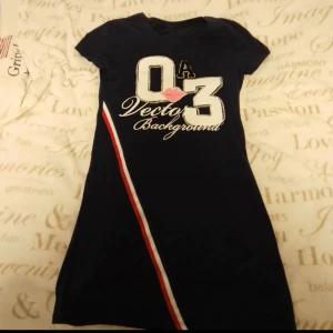 Lång tröja  - Säljer en lång tröja, vet inte storleken eftersom lappen är avklippt men den ser ut som att vara i strl S! Den är i mycket bra skick, ser inget fel på den. Säljer den för 30kr + frakt