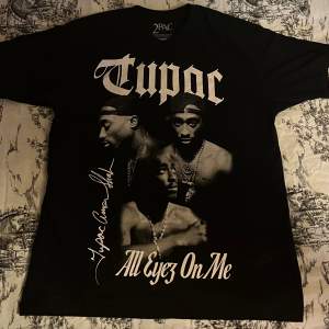 2Pac oversized t-shirt från Pull&Bear, i storlek M. Använd men jätte fin, inga skavanker eller fel. Säljer då den inte kommer till användning. Passar både tjej och kille.  Skriv om du har frågor eller vill ha fler bilder! 💕