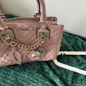 Guess väska  - Oanvänd gammal rosa väska frpn guess 
