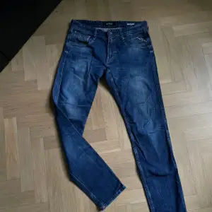 Säljer nu min brors sjukt feta mörkblå slimfit replay anbass jeans i storlek 29. Köpta förra sommaren för 1400kr. Midjemått: 78cm, längd: 97cm. Skriv gärna vid frågor eller funderingar! 