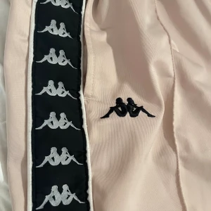 Kappa byxor - Byxor från kappa i väldigt ljusrosa, mot det beigea hållet. Använda flera gånger men i bra skick. (Tvättlappen är bortklippt)