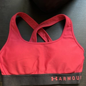 Sportbh från Under armour  - Sport-bh från Under armour i storlek s. 