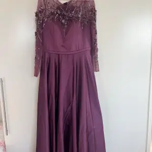 Lila klänning från mobilia, köptes för 3000kr använd bara en gång 
