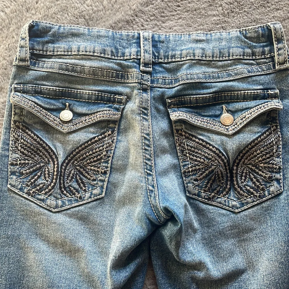 Säljer dessa svin coola jeans från Gina. Knappast använda. Storlek 158. Lowwaist o bootcut. Nypris 400kr. Mitt pris 200kr. . Jeans & Byxor.