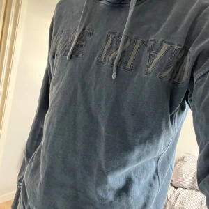 Stone island hoodie  - Sjukt snygg stone island hoodie i tvättat material och väldigt bra kvalite. Nypris 2450kr. Storlek S