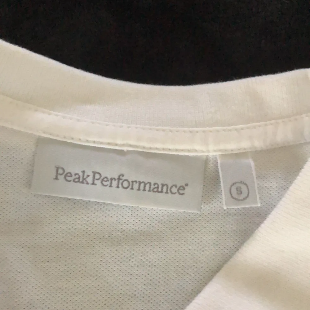 Pikétröja från peak performance storlek S, aldrig använd. T-shirts.