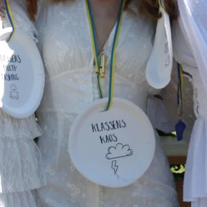 Adoore klänning - Säljer denna SKITsnygga klänning som formar en 👌🏼så snyggt, från Adoore bara använd en dag och har inga fläckar eller skavanker. Om ni vill ha bättre bilder är det bara o skriva så löser jag!! Skickar MAX en dag efter köp.