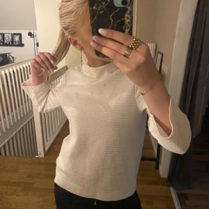 Vit Tröja - En jätte fin trekvartsärmad tröja 💞 Färg är vit och storlek 34 som ungefär är XS eller S🥰 Jättefint skick!