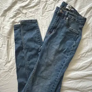 Mörkblåa högmidjade skinny jeans från lager 157, storlek S. Använda 1 gång. Som nya. Väldigt mycket stretch så passar även M