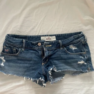 jeansshorts - säljer mina mörkblå jeansshorts, köpta här på plick💗säljer pga att de är för små på mig. dem är jättegulliga och helt perfekta nu till sommaren!⭐️kontakta om du har några andra frågor💞