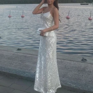 Balklänning  - NYPRIS: 1 799kr Sjukt fin balklänning 🤍 Säljer då jag troligtvis inte kommer ha någon mer användning av den. Sydde upp banden ungefär 2cm (går att förlänga igen) Retur kan godkännas om det görs samma dag som när ni hämta paketet! 🩷