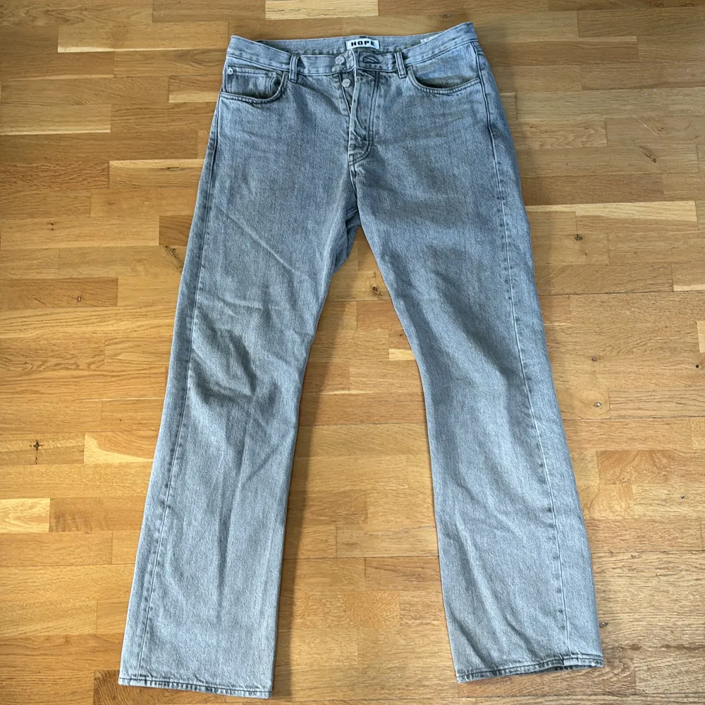 Hope jeans i storleken 30(W) som är rätt så vida nedtill. Nypriset är 1400kr. Skick 9/10. Jeans & Byxor.