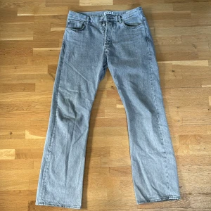 Hope jeans - Hope jeans i storleken 30(W) som är rätt så vida nedtill. Nypriset är 1400kr. Skick 9/10