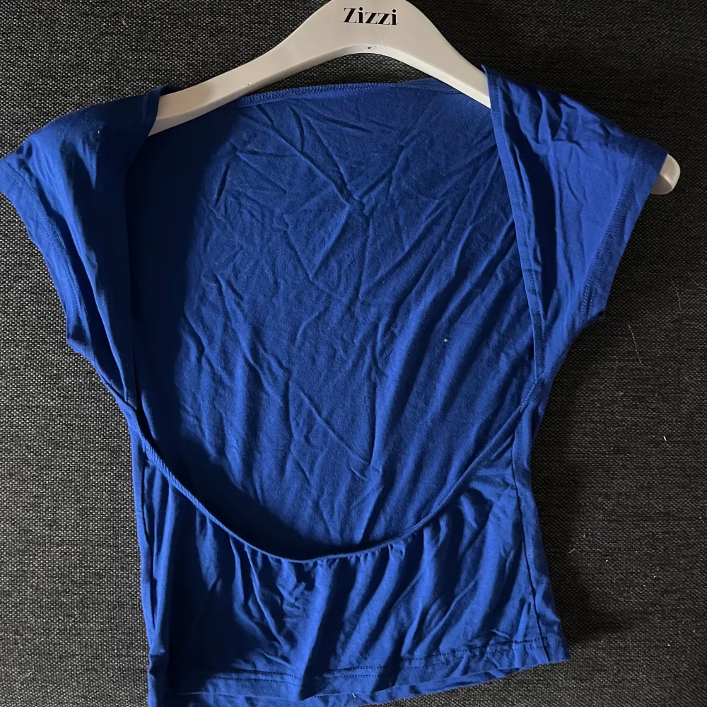 Jättefin blå tröja som är öppen i ryggen💞 Endast testad, säljer den då den inte kommer till användning💞. T-shirts.
