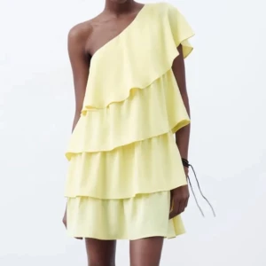 Gul volangklänning - Populär volangklänning från zara💛 bra skick och använd max 3 gånger! 