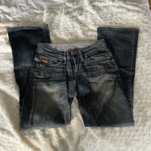 Lågmidjade bootcut jeans - Midjemått 76 cm Innerben 79 cm Jättebra skick