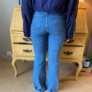 Levis flare jeans  - Jättebra skick. Storlek 25 men större skulle jag säga, har vanligtvis 36/w27/28. Är 170 lång. En del stretch, passar nog ca-m beroende på hur man vill att dom ska sitta.