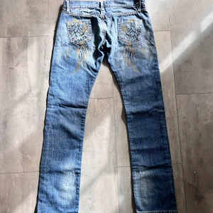 Lågmidjade jeans  - Säljer nu dessa nyköpta angel devil Jenssen , säljer pågrund av att storleken är för liten, prislappen sitter fof kvar så alltså helt nya, den är lågmidjade med tryck bak på rumpan , storlek står tyvärr inte men skulle gissa på xxs - xs, 💕