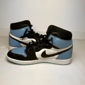 Jordan 1 High UNc toe är i 46 storlek. Köpta i USA. Utan box men har kvar extra ljusblåa skosnören.  Färg: UNIVERSITY BLUE/BLACK/WHITE