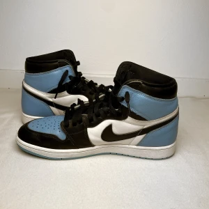 Jordan 1 HIGH UNC TOE - Jordan 1 High UNc toe är i 46 storlek. Köpta i USA. Utan box men har kvar extra ljusblåa skosnören.  Färg: UNIVERSITY BLUE/BLACK/WHITE