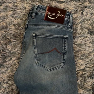 Jacob Cohen Jeans  - Säljer nu mina Jacob Cohen Jeans (limited edition) med ett nypris på 5999kr! sjukt snygga och i väldigt gott skick (8/10) då liten del av lappen tappat lite färg. Hör av er vid frågor & funderingar🤝 (Priset är självklart diskuterbart)