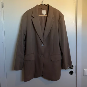 Kavaj - Fint skick. Ena högra fickan är felsydd men det är inget som syns. Det går att fixa enkelt med nål och tråd. 