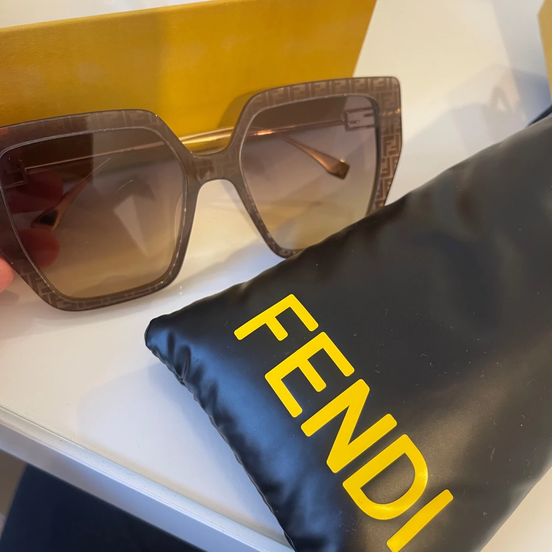 Fendi solglasögon  - 91