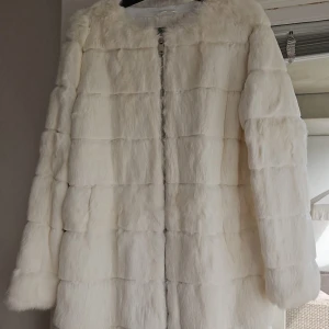 Vit pälsjacka (äkta)  - Jättefin päls jacka strl 38.knappt använd. Inköpt några år sedan, säljs då jag inte använder den. Nypris ca 4500kr. Pris kan diskuteras. 