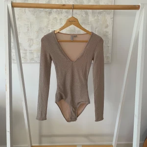 Guld skimrande Body - Fin body, använd endast ett par gånger. Stl XS. Köparen står för frakt.