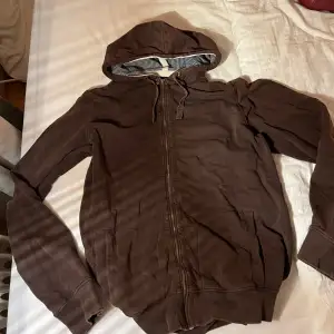 Brun hoodie i typ M/L köpt för massa år sedan