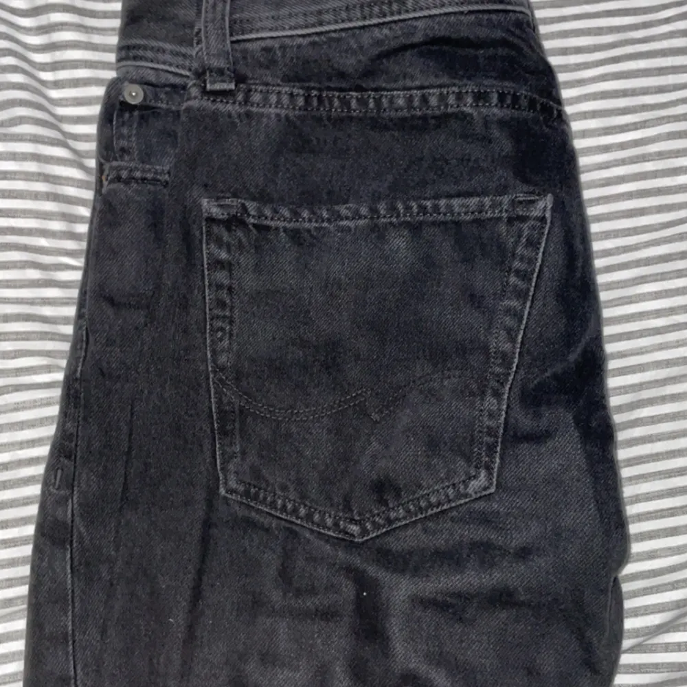 Svarta relaxed fit Jack and jones jeans. Har haft dem i mindre än ett halv år och vill sälja dem. Inga fel på den och köptes för 599kr och säljs för 400. Pris kan diskuteras vid snabbköp.. Jeans & Byxor.