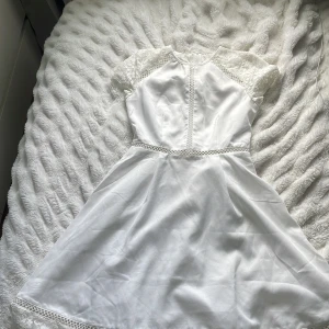 Vit Klänning, Nelly  - Vit gullig klänning, perfekt till midsommar och andra festligheter under sommaren. Storlek 36 från Nelly finns inte kvar i sortimentet, aldrig använd, prislapp kvar   Pris kan diskuteras, köpare står för frakt