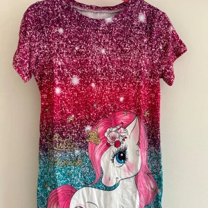 Sommarklänning enhörning - Klänning för 4-5 åring men motiv enhörning. Bra omhändertagen. Skönt material. 