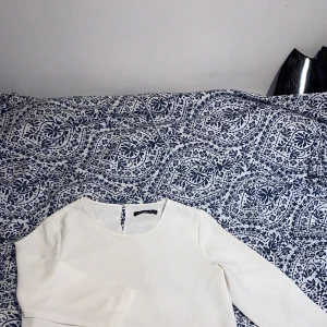 Fin vit blus - Väldigt fin blus perfekt till sommaren! Aldrig använt. Köpt här på Plick 