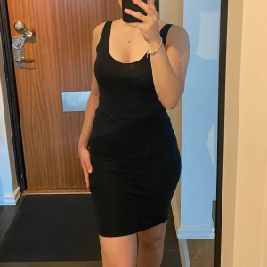 Svart klänning - En simpel svart klänning med stretchiga och mjuk material. Säljer den pga att den blev för tajt för min smak. 