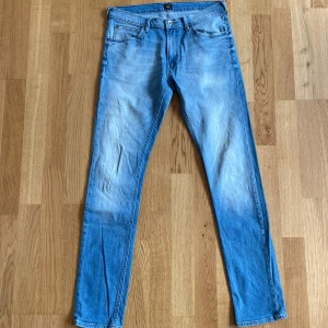 Lee jeans luke - Tja, Säljer min pappas lee jeans. Väldigt fint skick, ser ut som nya. Dom har en slim fit passform. Nypris: 1100kr Storleken är 32x34 Bara att höra av sig vid frågor!