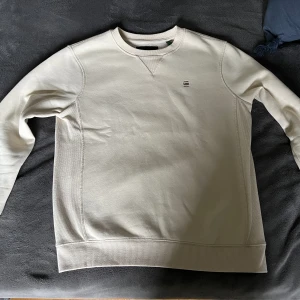 G-Stat Raw sweatshirt - Sjukt fräsch och snygg tröja från G-Star Raw. Tröjan är super skön och mysig på kalla dagar och kvällar. Storleken är S och är i mycket fint skick, endast använd några gånger.
