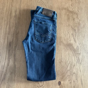 Replay jeans Anbass  - Säljer nu dessa sjukt snygga replay Anbass jeans | skick 9/10 | ny pris 2000 kr | mitt pris 649 kr | Hör av dig vid lilla minsta fundering 🤝💯