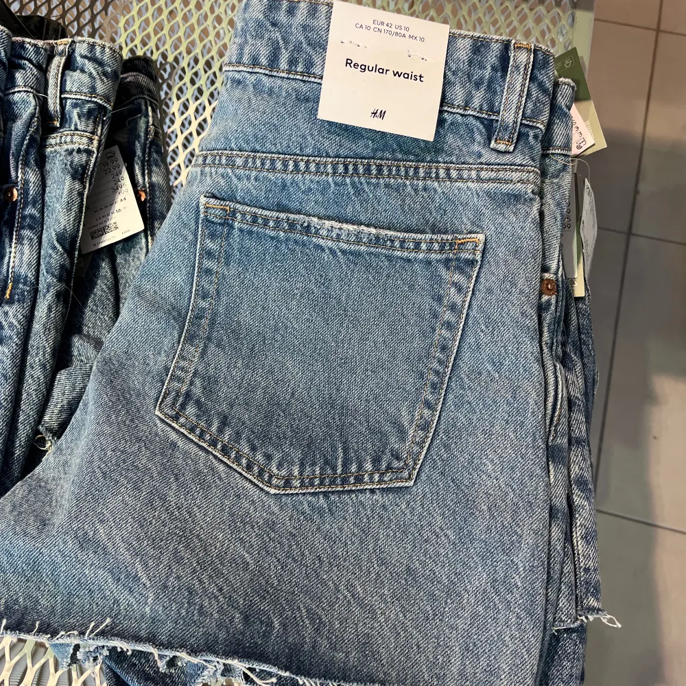 Assnygga shorts från H&M. Köpta förra året, men har tyvärr blivit lite för små. Använda ca 5 ggr. De är i storlek 38, men de är ganska tajta i midjan, skulle säga att de snarare passar en 34/36. . Shorts.