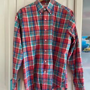 Aspesi Skjorta - Grym Sommarskjorta från det exklusiva Aspesi. Inga tecken på användning förutom en liten lagning fram som inte märks överhuvudtaget (se bild). 